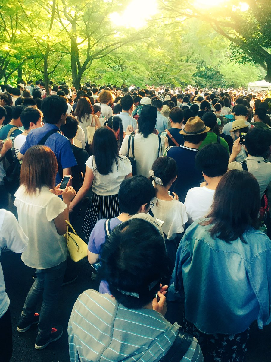 ピカチュウがgetできる新宿御苑にポケモントレーナーが長蛇の列 閉苑後もパトカーが見まわり ポケモンgo Togetter