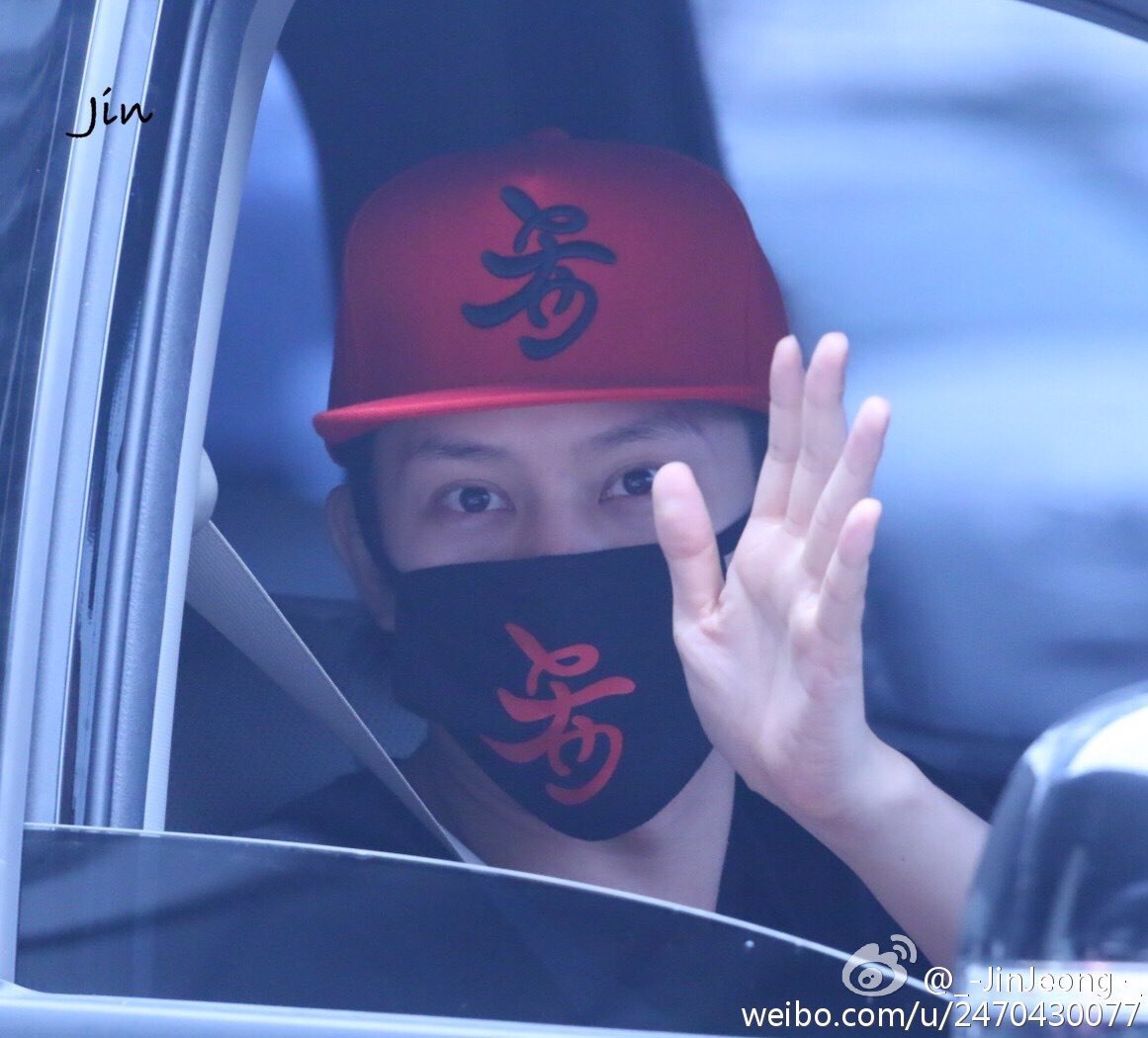13elieveSG's tweet photo. [HD PIC] 160724 Incheon airport - Heechul sweetly waving to fans ^^ [2P] (Cr:_-JinJeong-_) https://t.co/6sS9h5bDPJ