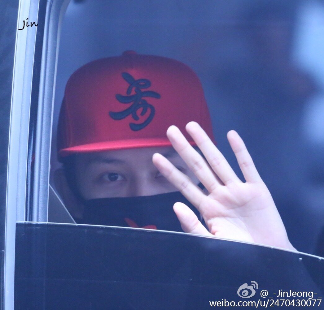 13elieveSG's tweet photo. [HD PIC] 160724 Incheon airport - Heechul sweetly waving to fans ^^ [2P] (Cr:_-JinJeong-_) https://t.co/6sS9h5bDPJ