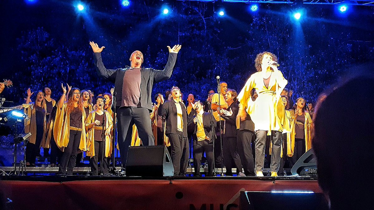 Tonny626's tweet photo. #ReloadTGV a tope. Una pic muy especial de anoche en Cabrils. Público espectacular sin duda. @CrisCollado8 https://t.co/yIWZsAgyWN