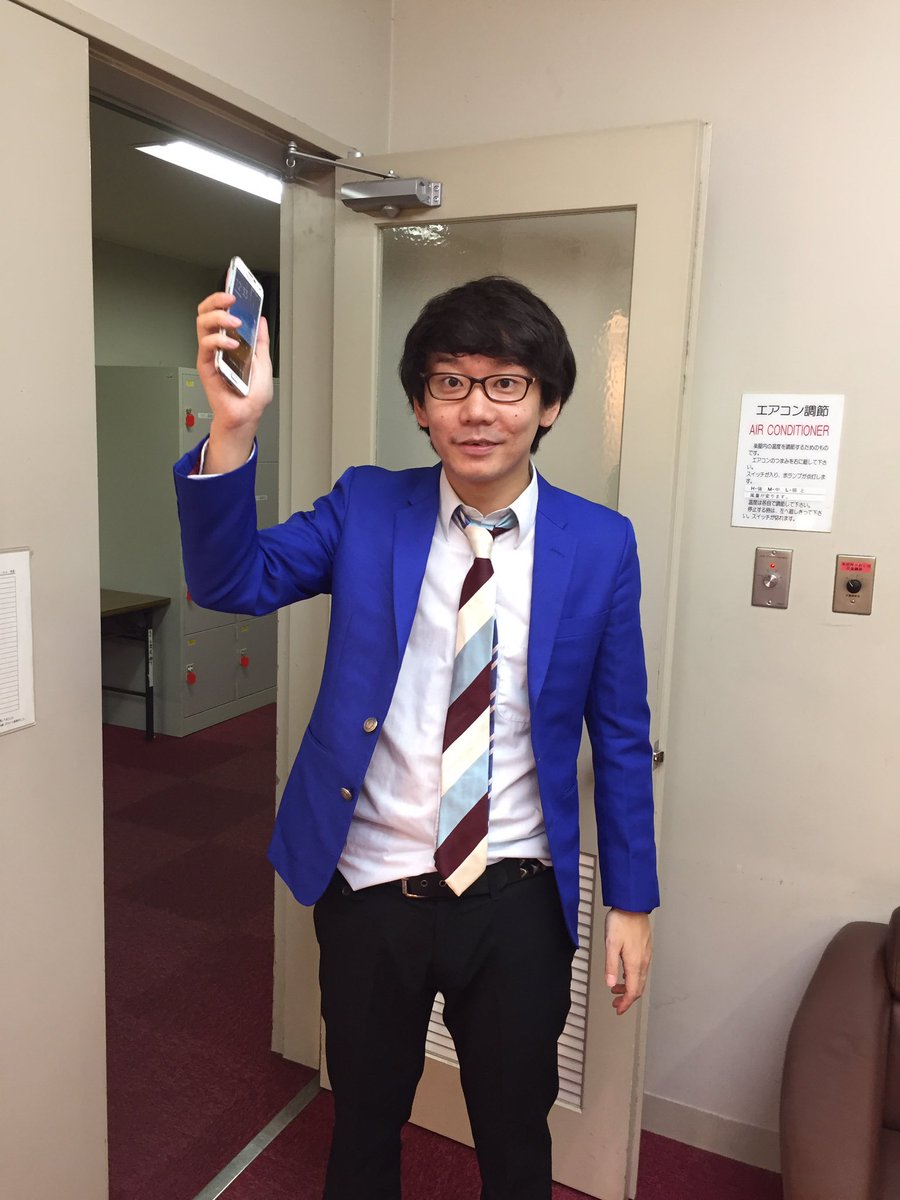 阿佐ヶ谷姉妹 ワタナベエリコ Sur Twitter 写真の縦横気になって つい分けてしまって 厚切りジェイソンさんとメガネ3 会場入ってからずっとないないと探していたスマホがようやく出てきてものすごく嬉しそうな三四郎小宮さん 嬉しすぎてシャツのすそがちょっと