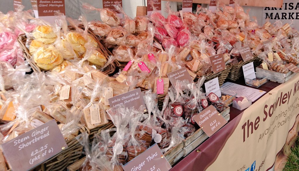 Last day <a href="/GBfoodfestival/">GreatBritishFoodFest</a> @KelmarshEvents &amp; <a href="/Midlandsfdfest/">Midlands Food Fest</a> #StoneleighPark I'm thinking #meringuesberriescream