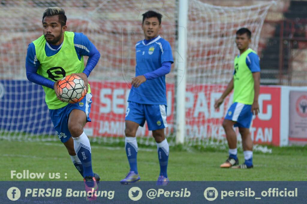 Uji coba lapangan Std. H. Agus Salim, Padang. Memulai dengan bermain bola tangan ;) #PERSIB