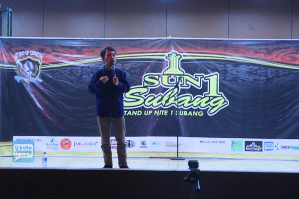 kotaSUBANG's tweet photo. Ini aksi kang @seKalisinfo tadi di #SUN1SBG,stand up apa Dakwah? kocak! :D > https://t.co/E0Qdasz8mD @StandUpSUBANG https://t.co/27aeUJk4vz