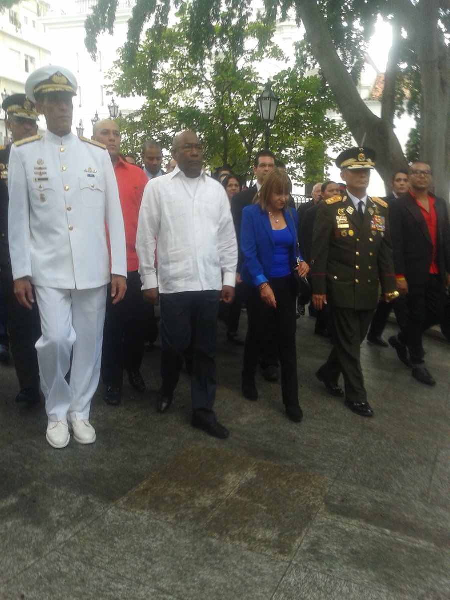 ViceVenezuela's tweet photo. #Ahora Llega Vpdte. @psuvaristobulo a la Plaza Bolívar para conmemorar los 233 años del natalicio de Simón Bolívar https://t.co/epTepwneCF