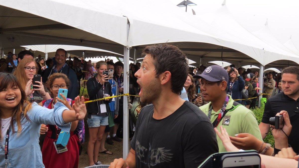 SpnTentation's tweet photo. Misha Collins já passou nas filas da área externa da #SDCC pra animar a galera! #SupernaturalSDCC https://t.co/t6M87LCjTG