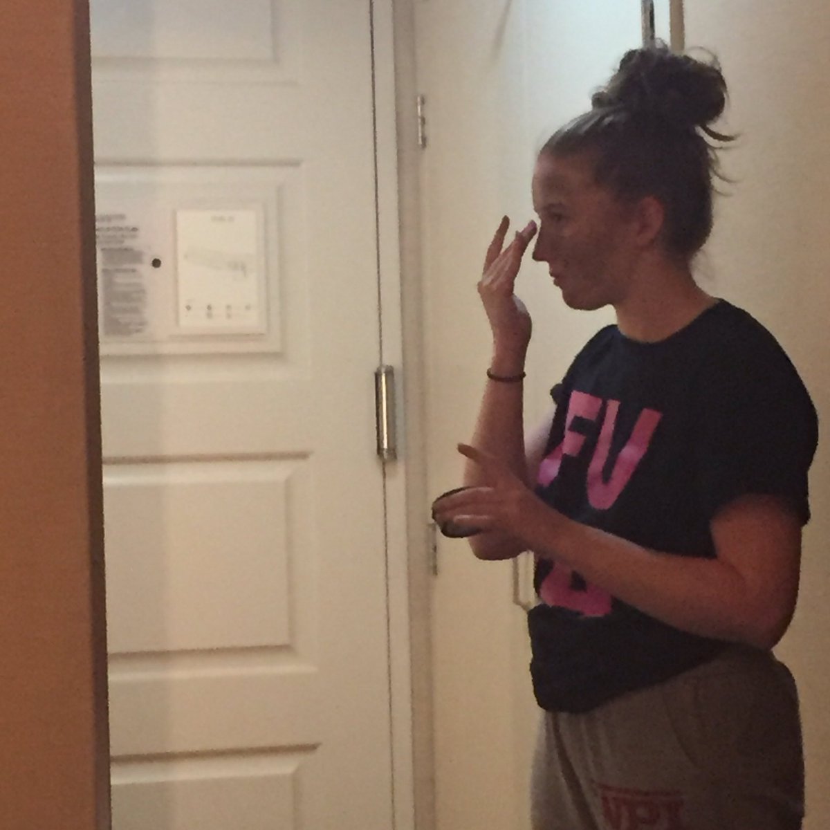taras_fans's tweet photo. Tara loves face masks from lush! Here is how she applies it💁🏼 https://t.co/gpAfnr3IiE