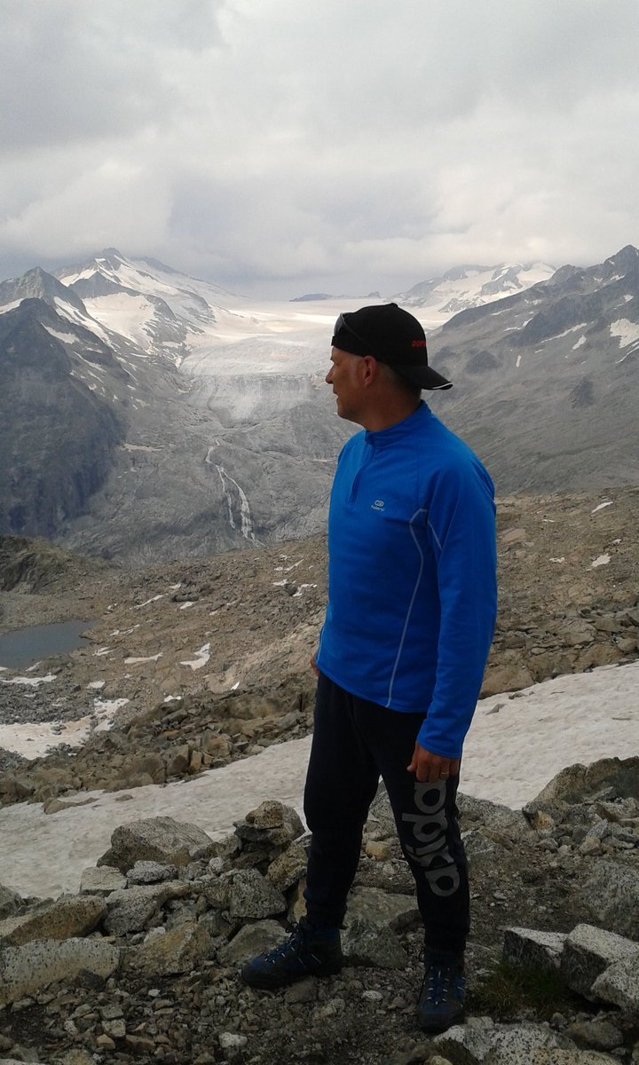 StefanoLagna's tweet photo. Spettacolare giornata sul ghiacciaio #Presena .... io amo la montagna! il mio mondo!!! #3000mt @AdamelloSki https://t.co/iUKrSqlMAx