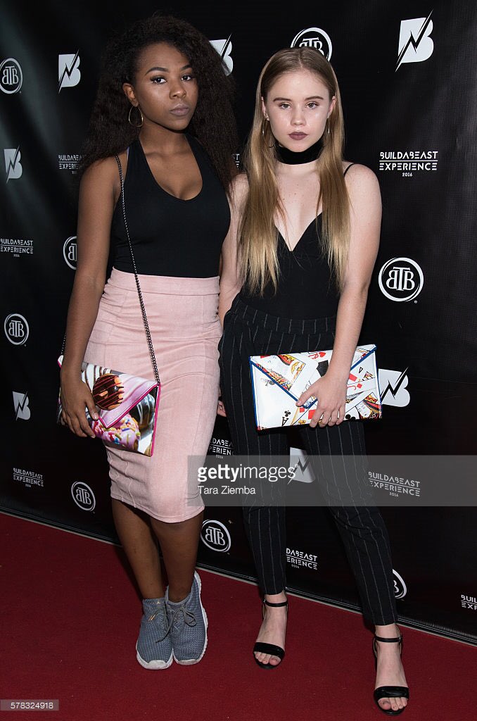 KNTSTTSNHNDBGS's tweet photo. Dancers @joyajackson_ and @LexeeSmith show off their Kent bags. Styled by #ericamer. #BuildABeastExperience2016 https://t.co/j6wCg854II