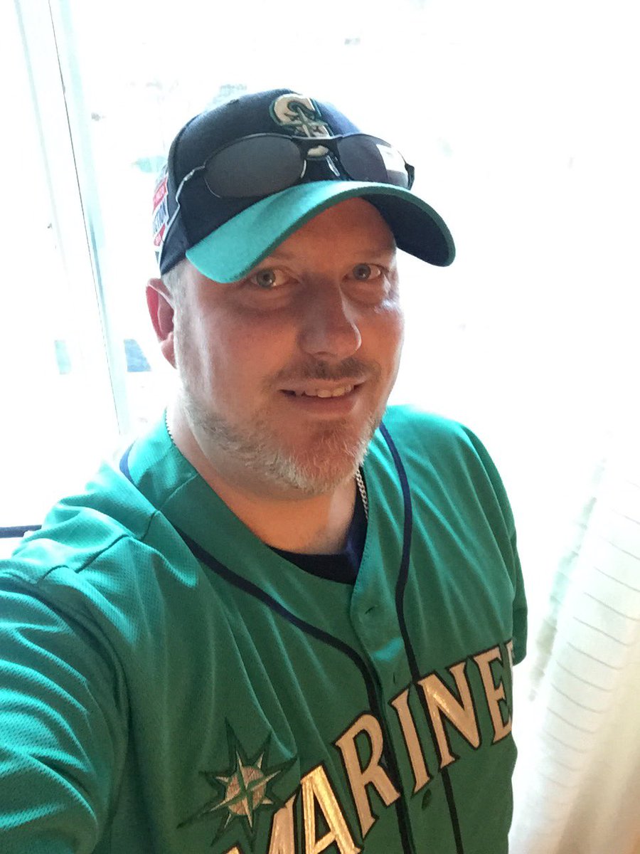 TornCartledge's tweet photo. Induction Day! #HOFWKND #GriffeyHOF #GriffeyIn16 #ThereAndBackAgain https://t.co/GAlFc7MtXu