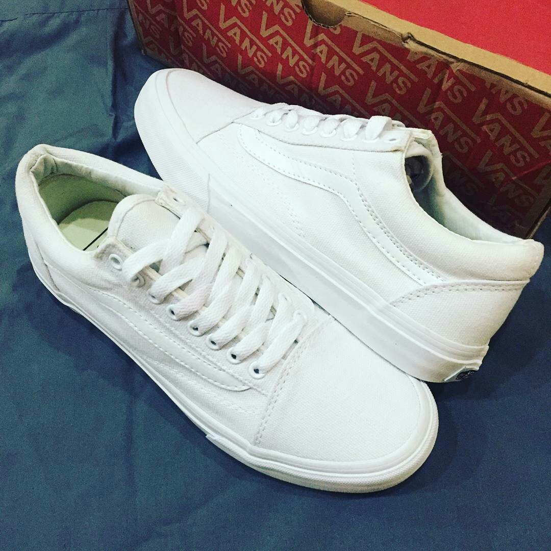 VieraShopBDG's tweet photo. Vans old school 
Full white
Size 40-44
Minat pm 5E26D17D https://t.co/0XN5ncrNn4