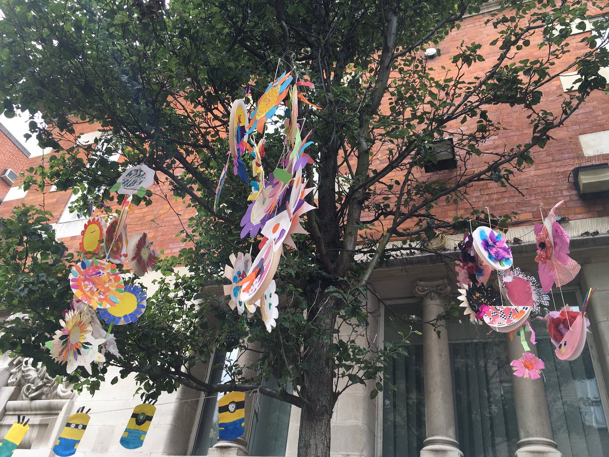 TheSliceTowHam's tweet photo. Roman Road in its finery thanks to local schoolchildren and Age Uk Bow #RoRdfest #community https://t.co/A4OuiUDENa