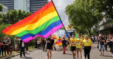 Standesamtliche Ehe für alle - JA. Ehe vor Gott in der Kirche ist aber ein ganz anderes Thema.