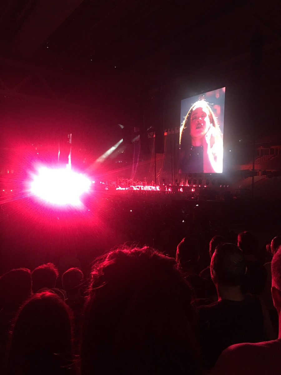 Dap_Quentin's tweet photo. Superbe soirée ! @rihanna @StadePM @SkyrockFM @PriskaOfficiel https://t.co/PAi5fa4bgY