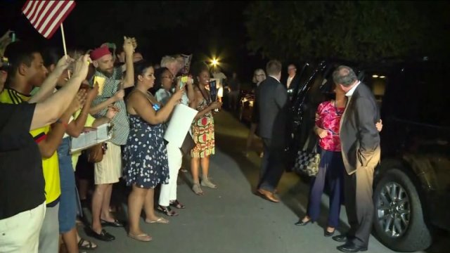 NewsNow_Miami's tweet photo. #Miami Tim Kaine’s neighbors cheer as VP candidate arrives home in Richmond https://t.co/FVFP6cLHym https://t.co/FlZIGCtJIC