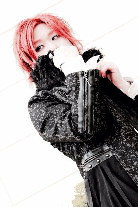 hiiro1989's tweet photo. 軽く自己紹介。
名前は夕月緋色(ゆづきひいろ)と申します。ボクはバンド、コスプレ、ファッション、生放送、アニメ、ゲームとか好んでます。後、不定期に「試験管0721ず」って変なバンド活動してます。よろしくですw https://t.co/WTeZo2TEXt