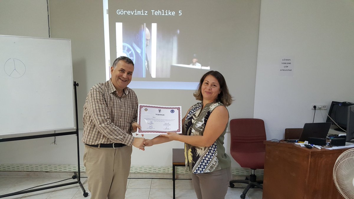 Prof <a href="/drhamithanci/">drhamithanci</a> Bilge GEÇİOĞLUna teşekkür belgesini verirken <a href="/BilgeGecioglu/">Dr. Bilge Geçioğlu</a> @dedektiflikkom