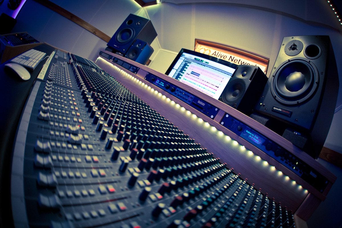 CreativeMusicSA's tweet photo. Working on something Great..#Creativemovement https://t.co/Wejkv44xno