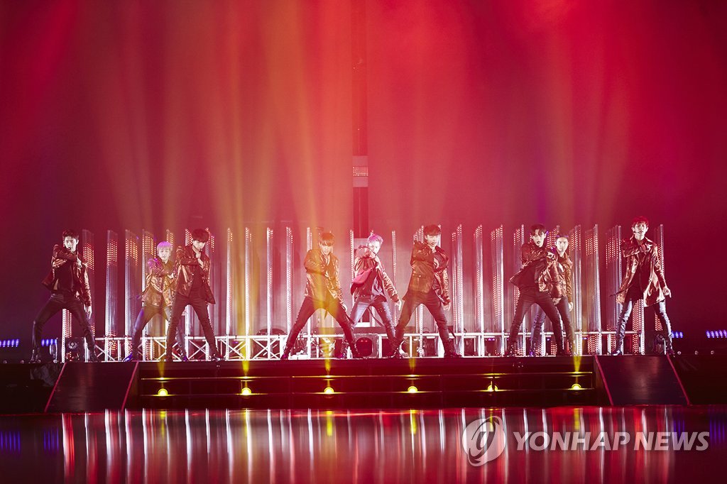Imma98103's tweet photo. RT @EXOGlobal: [NEWS/PIC] 160724 EXO PLANET #3 - The EXO'rDIUM
#EXOrDIUMinSeoul https://t.co/sWLlvrjsLH