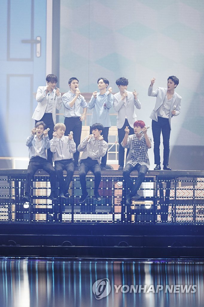 Imma98103's tweet photo. RT @EXOGlobal: [NEWS/PIC] 160724 EXO PLANET #3 - The EXO'rDIUM
#EXOrDIUMinSeoul https://t.co/sWLlvrjsLH