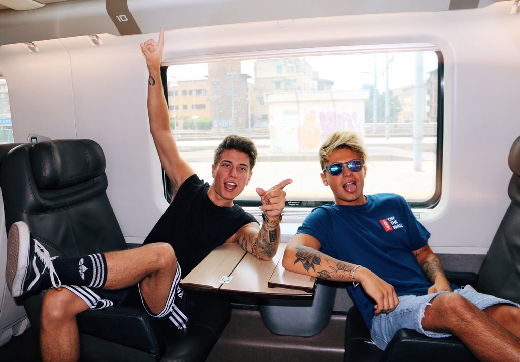 BenjieFede's tweet photo. Sobrietà ed eleganza in treno 🙈 https://t.co/RtM9gia2Sr