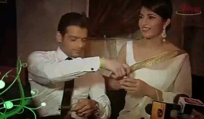 Mayabotiiii's tweet photo. We dont worship #DivAn & go gaga over them ๐
#DivAnis Are classy fans ๐
We Never stoop low like Othersโ https://t.co/jRF7sSXQ5v