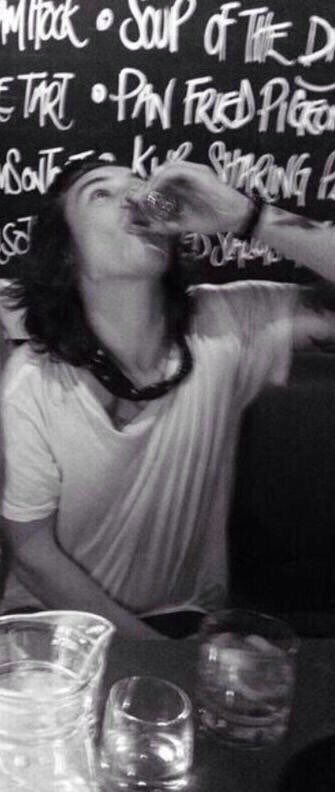 1994jawline's tweet photo. "many more to come"

us rn: 

#LIAMCAMETHROUGH https://t.co/XZ9tkMVzH3