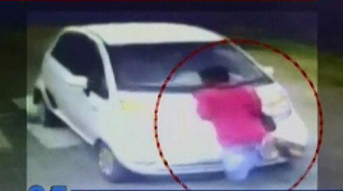 samachar_plus's tweet photo. An Alto rider dragged a toll employee half a kilometer to save #60rupees in #Gujarat 
https://t.co/0VyRlhbXJi https://t.co/Kt959iwYOa