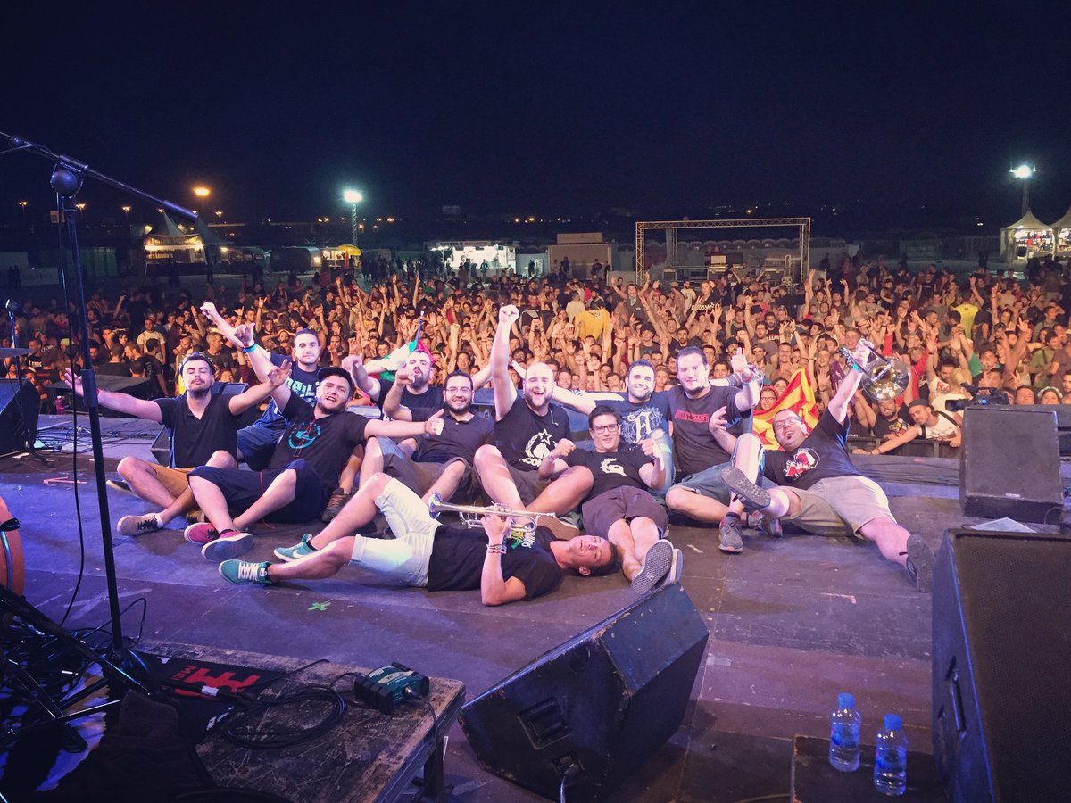 KAkontaminacio's tweet photo. Gentola! #ningúensfurtaràestanit tancament de @marearockfest immillorable! https://t.co/3eckUpmrfU https://t.co/SdCAuIQ44G