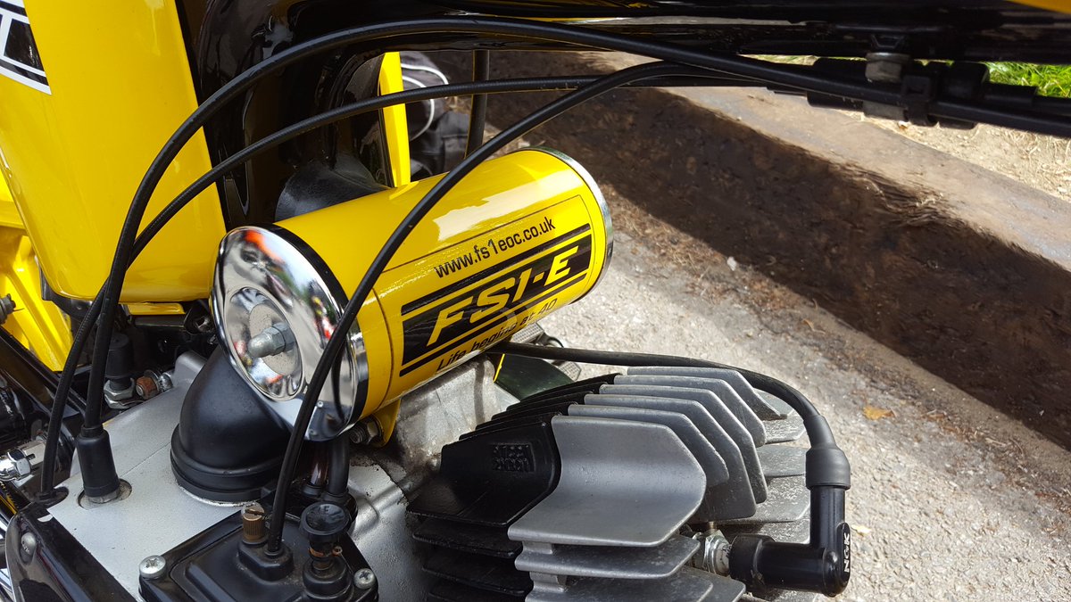 Hishine01's tweet photo. 2 very cool Yamaha FS1E at #Boxhill Love the #Speedblock colour #Fizzy50 #Yamaha #FS1E https://t.co/0K6OjWuHic