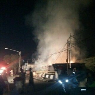 #kebakaran di jl soeta.Penanganan sigap <a href="/Rescue_Damkar/">Rescue_Damkar 4.2.2.02 Diskar PB</a> <a href="/pln_123/">PT PLN (Persero)</a> yg lgs memadamkn listrik agar tdk merembet. #Salut !