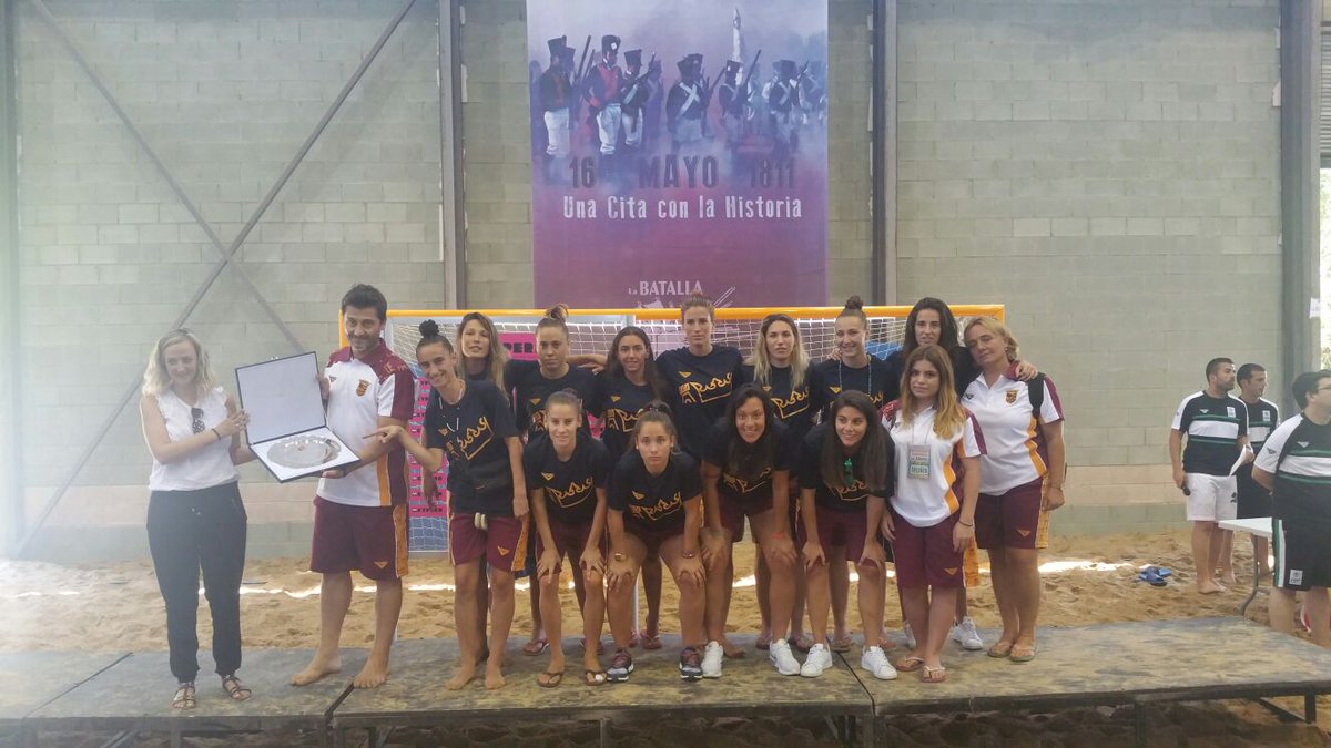 ffrm_es's tweet photo. 🏆 | ¡La @ffrm_es femenina de fútbol playa recibe el TROFEO que le acredita como CUARTA del Nacional! ¡Enhorabuena! 👏 https://t.co/1MVeN62aXO