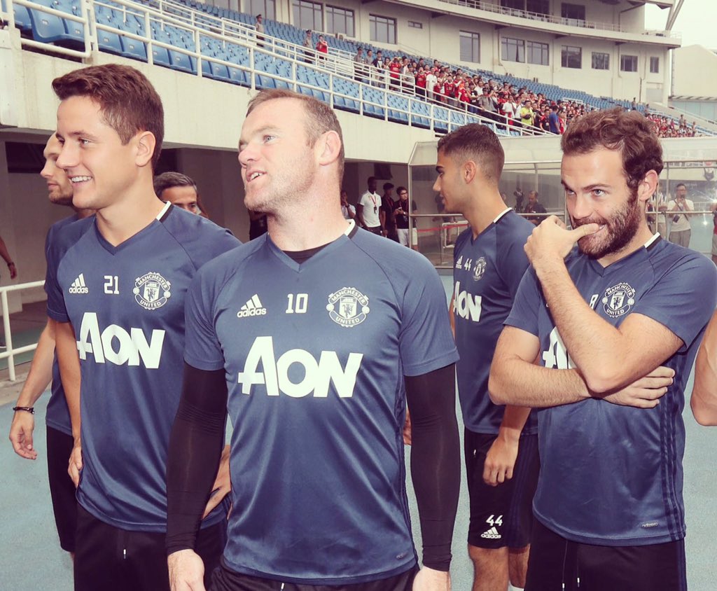 AnderHerrera's tweet photo. Second day in Beijing, thanks to all United fans in China, we really appreciate your support 🔴 https://t.co/cQPA97qSiA