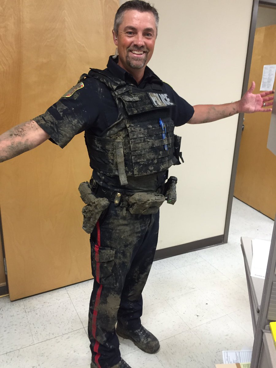 MJPolice's tweet image. Cst.SILLS a lil' muddy after late night foot chase  #footballtacklegonewrong #whereismydog #piginmud #caughtbadguy