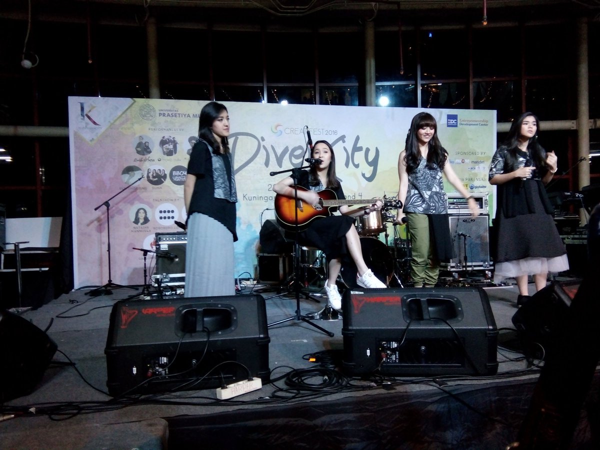 ify_forever's tweet photo. @NuBLINKOfficial nyanyi akustik di Kuningan City,kangen liat ka @PricillaBlink main gitar😍 thanks performnya kalian💜 https://t.co/Qd2Pxr0UUY