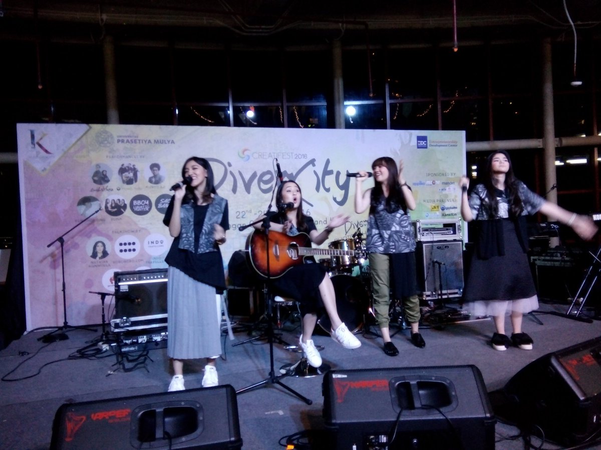ify_forever's tweet photo. @NuBLINKOfficial nyanyi akustik di Kuningan City,kangen liat ka @PricillaBlink main gitar😍 thanks performnya kalian💜 https://t.co/Qd2Pxr0UUY