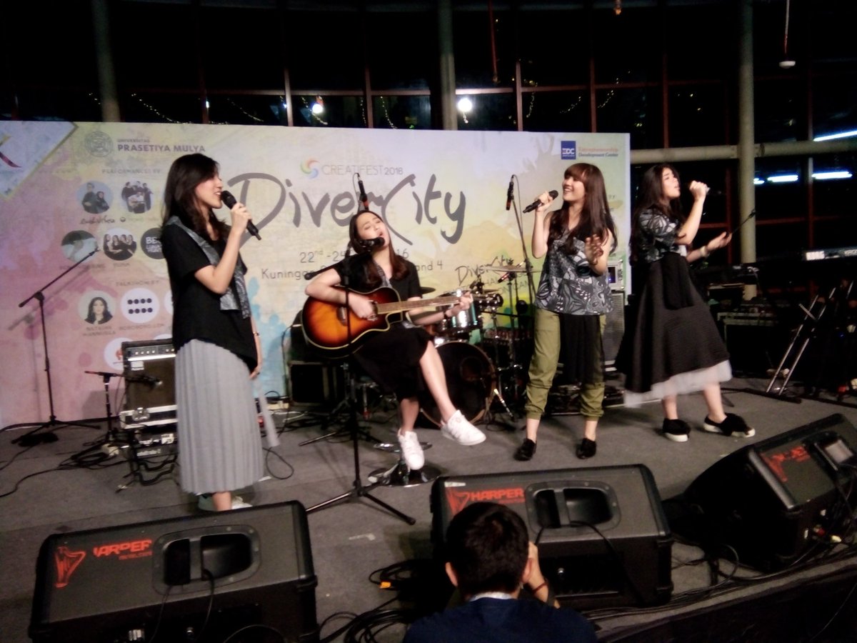 ify_forever's tweet photo. @NuBLINKOfficial nyanyi akustik di Kuningan City,kangen liat ka @PricillaBlink main gitar😍 thanks performnya kalian💜 https://t.co/Qd2Pxr0UUY