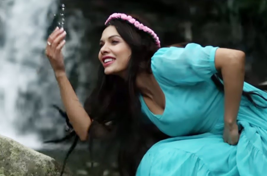 <a href="/SaraLoren1/">Sara Loren</a> New Images #BingLyrics #IshqClick
binglyrics.com/2016/07/24/new…