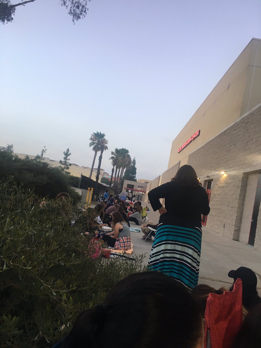 Karlita26_'s tweet photo. #SanDiegoRoadshow Were Out Here! #OneHourDown #ElevenMoreToGo #OnlyForTheBoys https://t.co/UvR19mY0YG