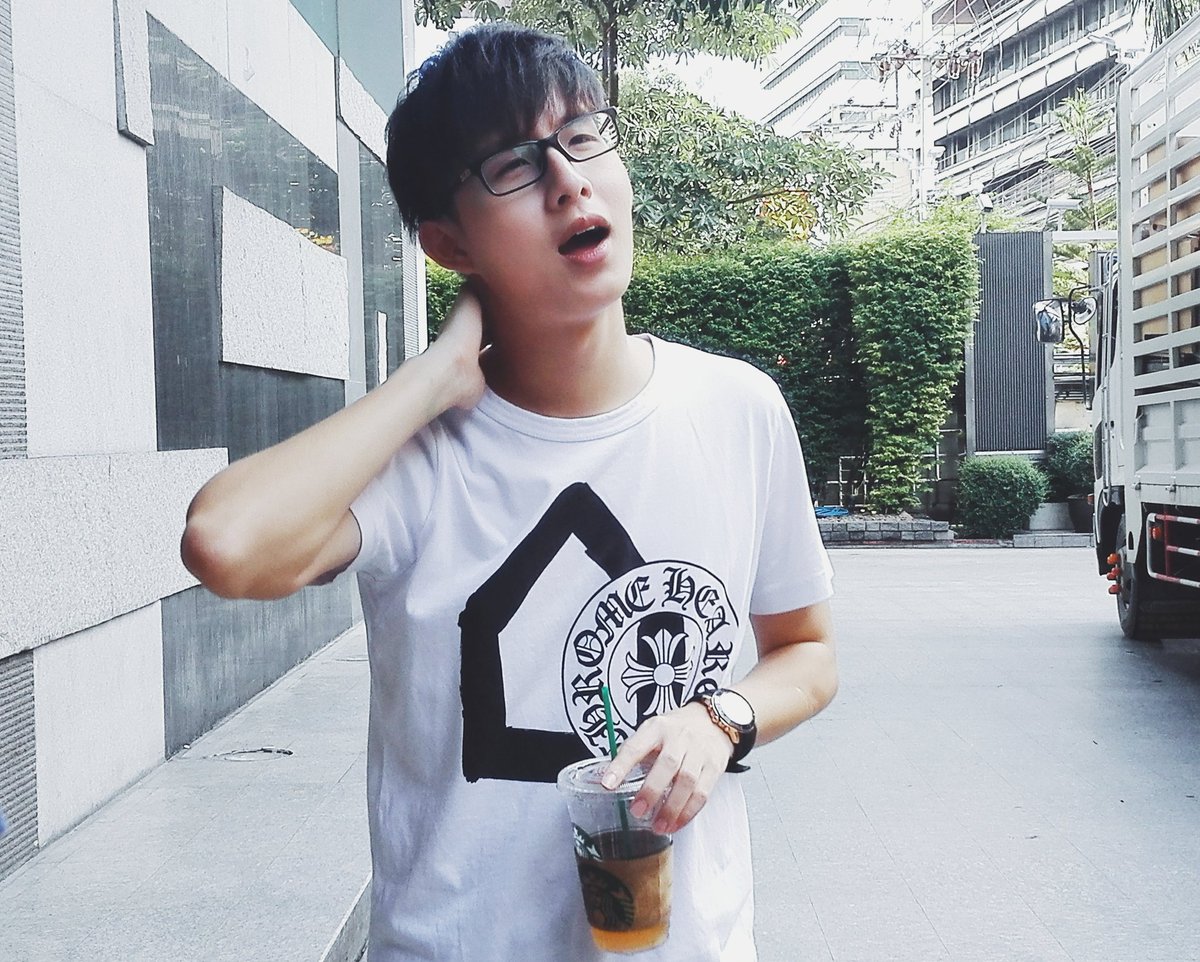 ดีใจที่ได้เจอสำเหมอออออ เก๊กท่าเหมือนถ่ายแบบอะ ไม่มีเหล็กแล้วหล่อมากเบยย 😂 <a href="/ToptapPlaych/">ณภัทร โชคจินดาชัย</a>