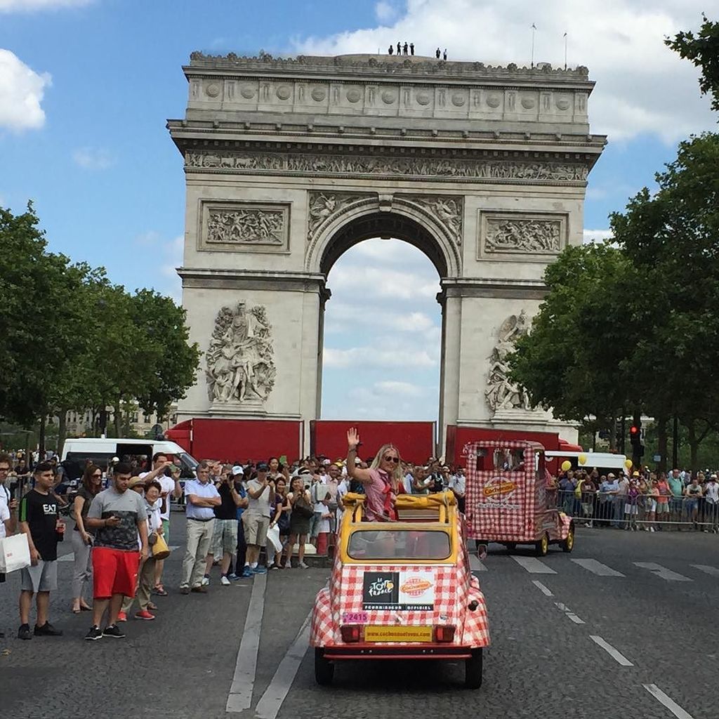cochonouetvous's tweet photo. Le #tdf2016 entre dans Paris ! #cochonou #2cv https://t.co/bvbfhoFboj