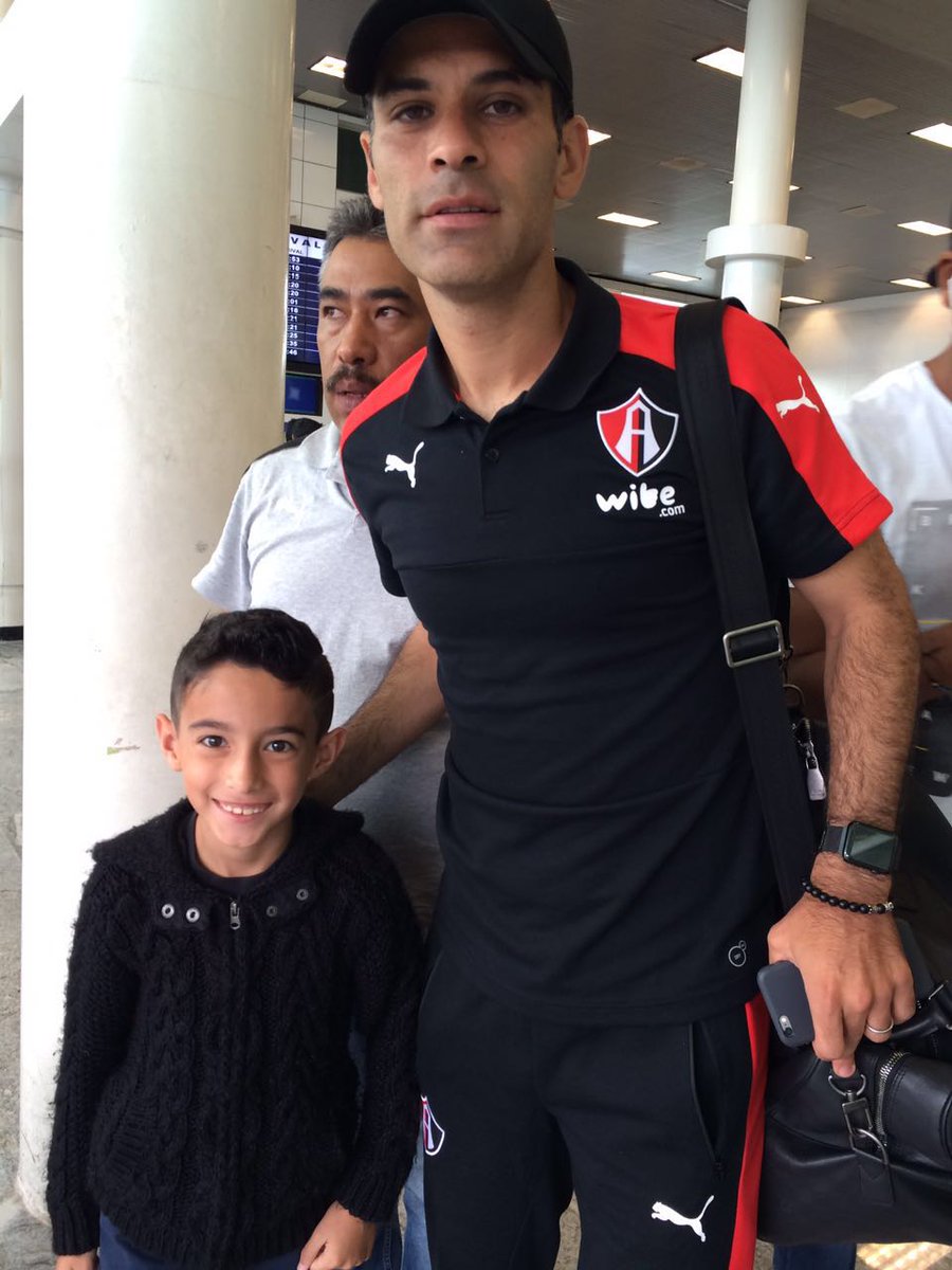 ilesalgado's tweet photo. Ayer mi niño "me envidiaba" porque vería a @RafaMarquezMX , hoy el tuvo mejor suerte 😃 #asílascosas #CopaChivas2016 https://t.co/DhdwI8cmeP