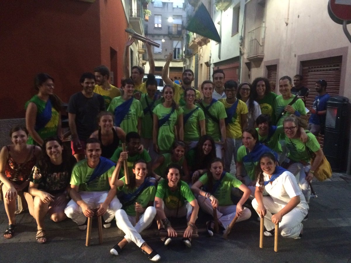 Ball_Bastons's tweet photo. Foto de grup!! #ElVendrell #SantaAnna2016 #festamajor16 #bastoners @LEmbarcada #bastons https://t.co/bx1SYvQYay