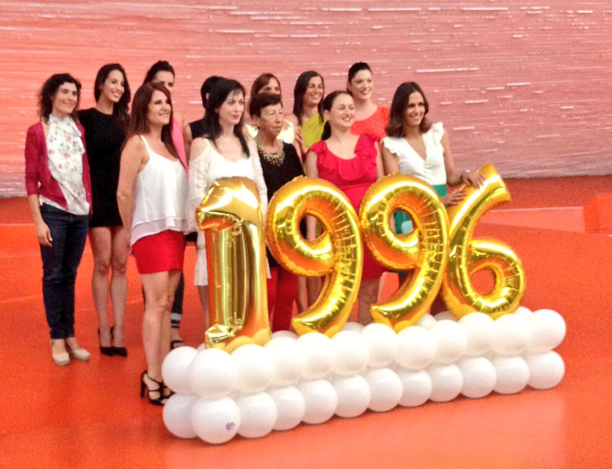 almudenacid's tweet photo. Vuestro oro olímpico sigue iluminando este deporte 20 años después✨.
#niñassdeoro #Atlanta96 https://t.co/VjjtYy961O