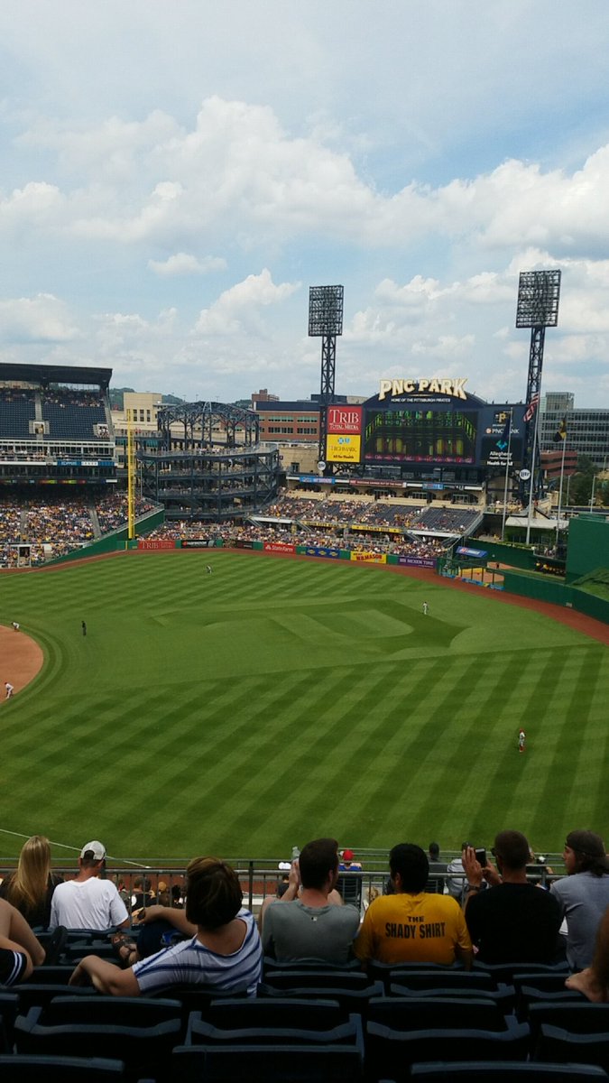 dugf76's tweet photo. From blazing heat and sunshine to playing under the lights in the afternoon #burghweather @Pirates #BUCN https://t.co/tD85svNMgM