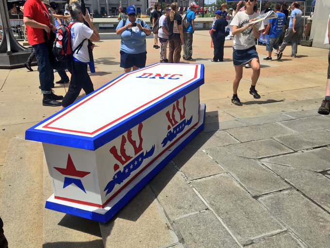 CoJ5jGIUAAAIEt-.jpg:small