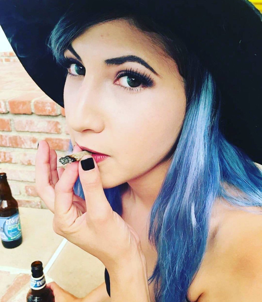 OpuffO2's tweet image. RT if you're getting blazed this Sunday!