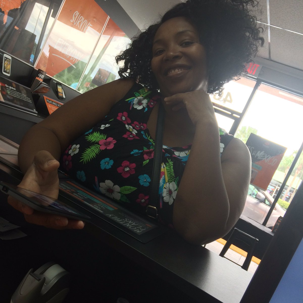 JayBone1979's tweet photo. Happy customers 😍 #boostmobile #happypeople #hydroreach https://t.co/OwTHJEBoWb