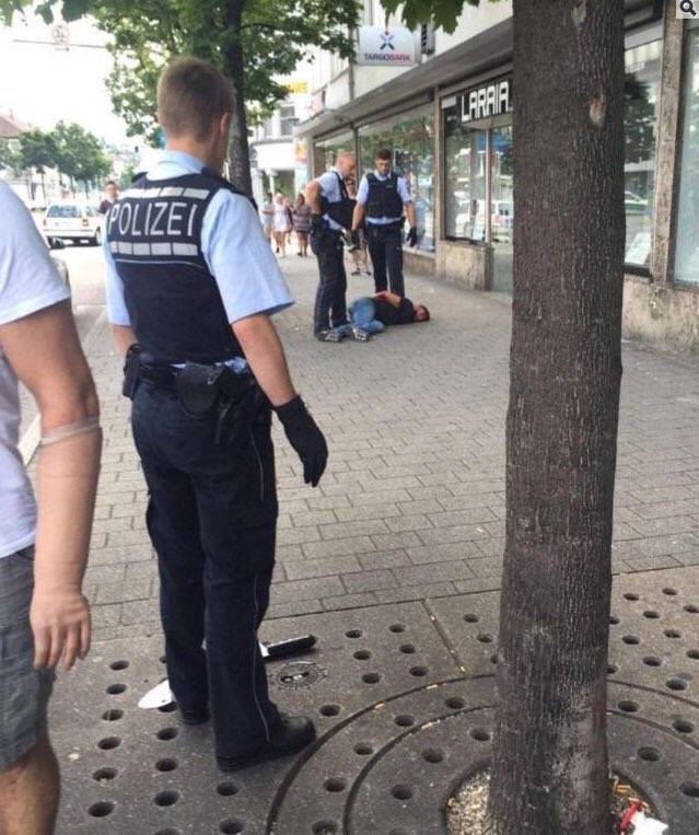 LesNews's tweet photo. Suivi - Photo de la machette et du suspect arrêté par la police allemande via @BILD #reutlingen #Stuttgart https://t.co/kuoNhupzKk