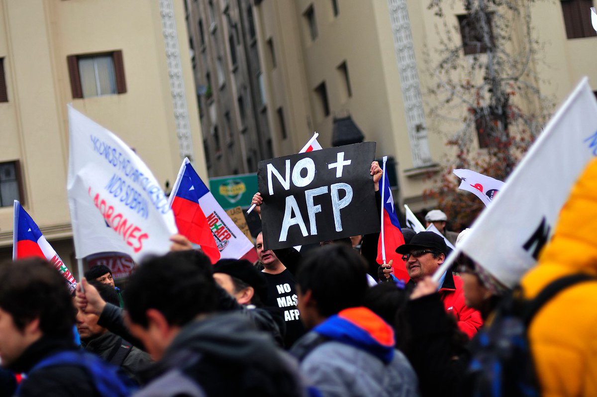 canal_chile's tweet photo. Masiva concurrencia a marcha familiar contra las #AFPs https://t.co/90vzLcmZRD https://t.co/sFBnmKhOlN #NOMasAFP